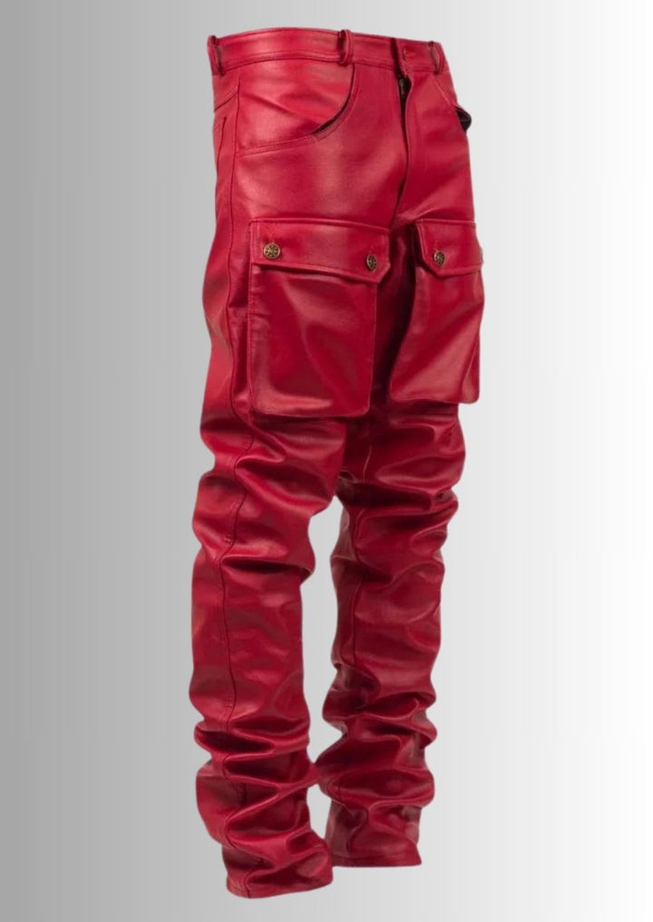 Pantalon cargo en cuir rouge pour homme, doté de poches multiples pour un look audacieux."