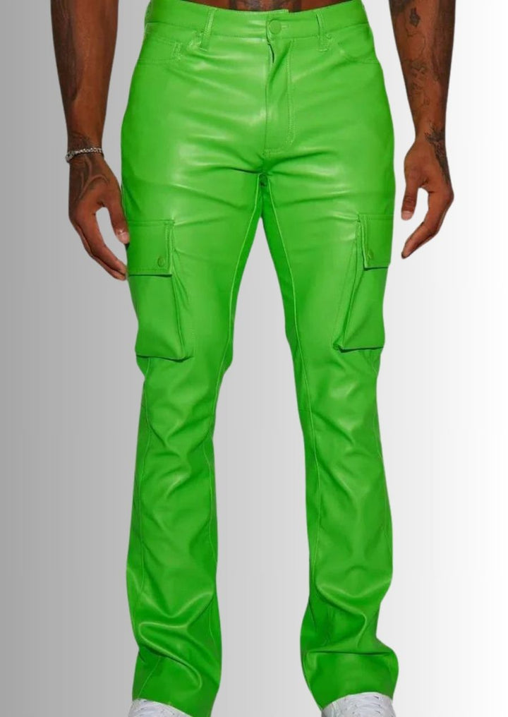 Pantalon cargo en cuir véritable vert pour homme, un look tendance et audacieux.