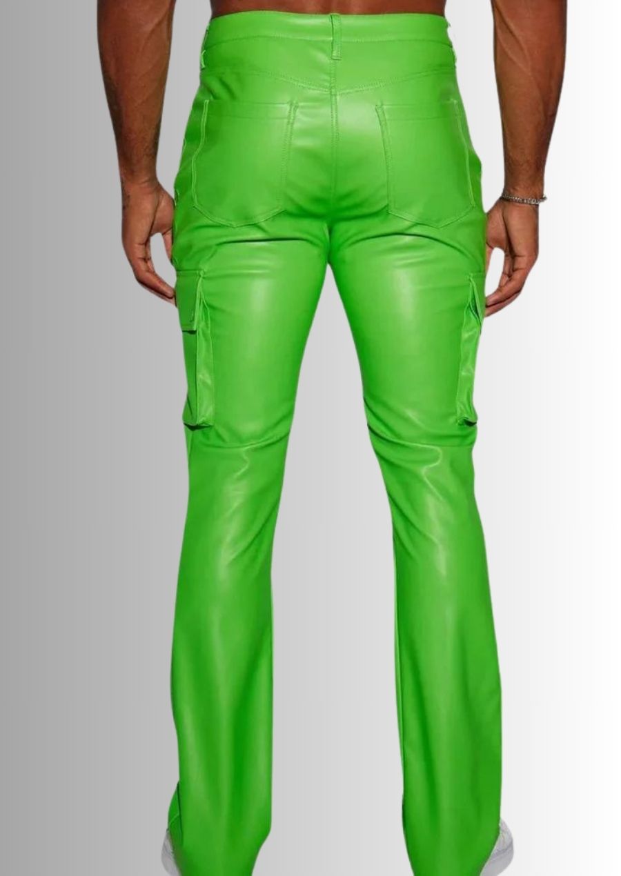 Pantalon cargo en cuir vert homme, un style unique et audacieux.