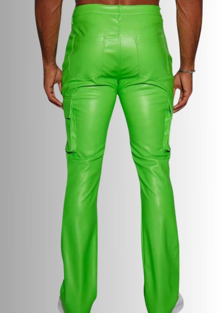 Pantalon cargo en cuir vert homme, un style unique et audacieux.