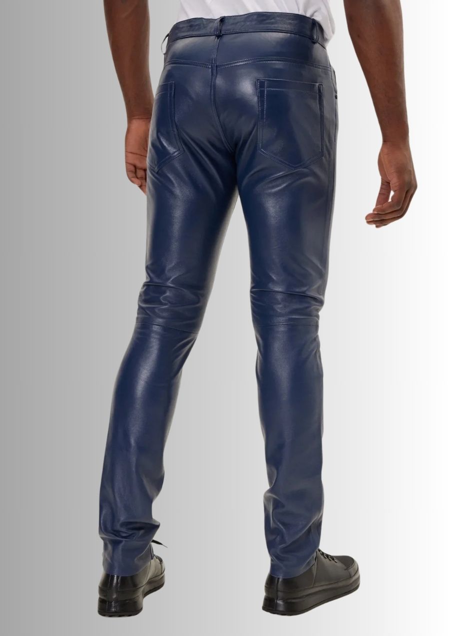 Pantalon en cuir bleu ajusté pour homme, idéal pour un regarder chic et moderne.