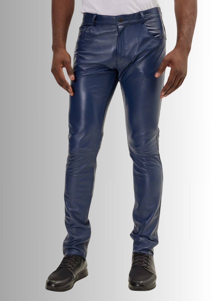 Pantalon en cuir bleu pour homme, coupe élégante et ajustée pour un regarder sophistiqué.