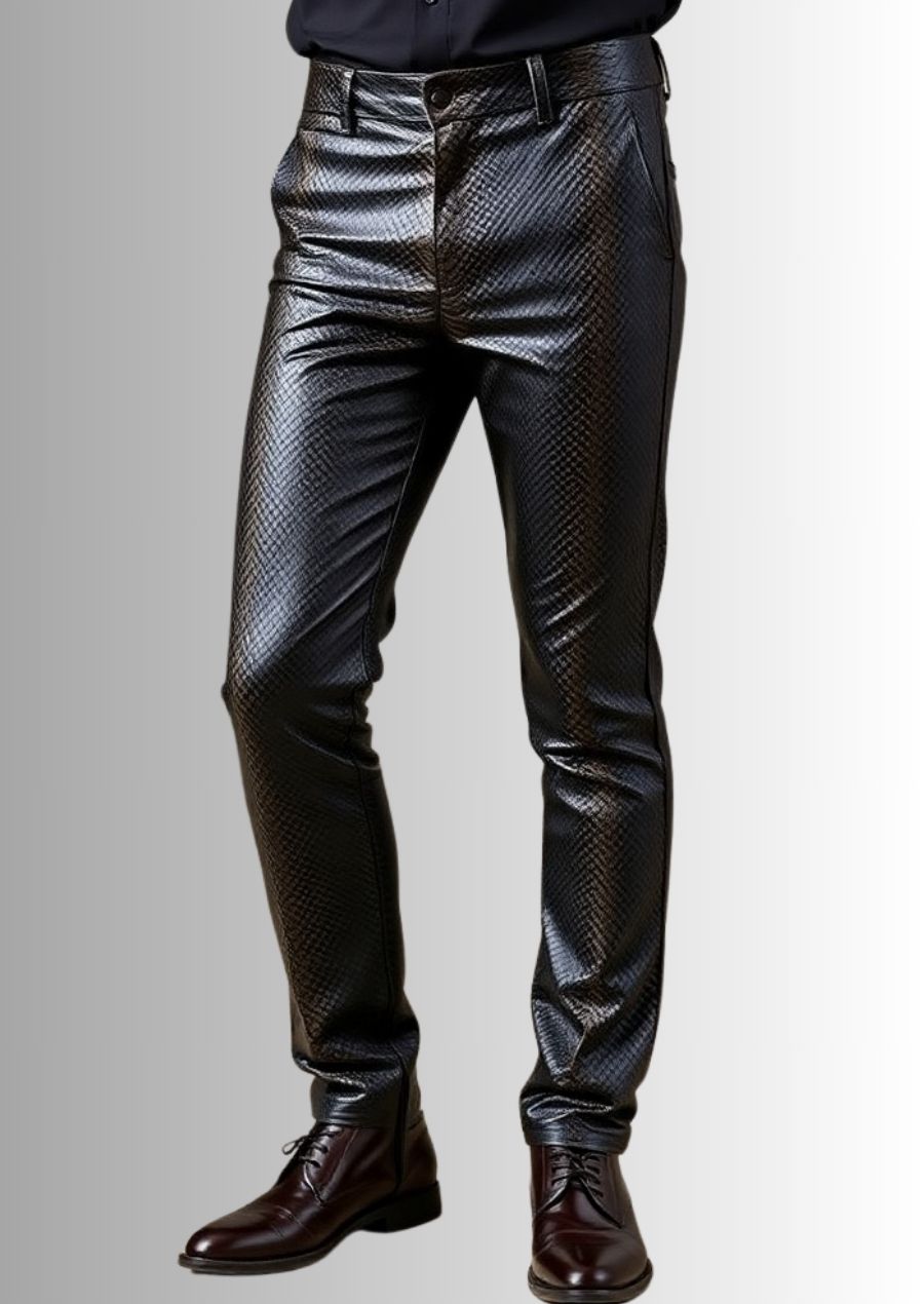 Pantalon en cuir effet serpent pour homme, style audacieux et élégant.