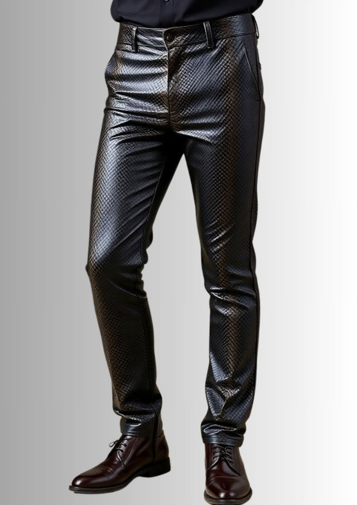 Pantalon en cuir effet serpent pour homme, style audacieux et élégant.