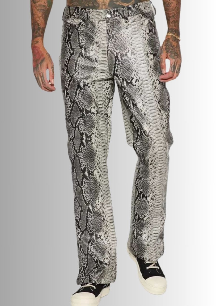 Pantalon homme en cuir avec imprimé python, pour un look original et très tendance.