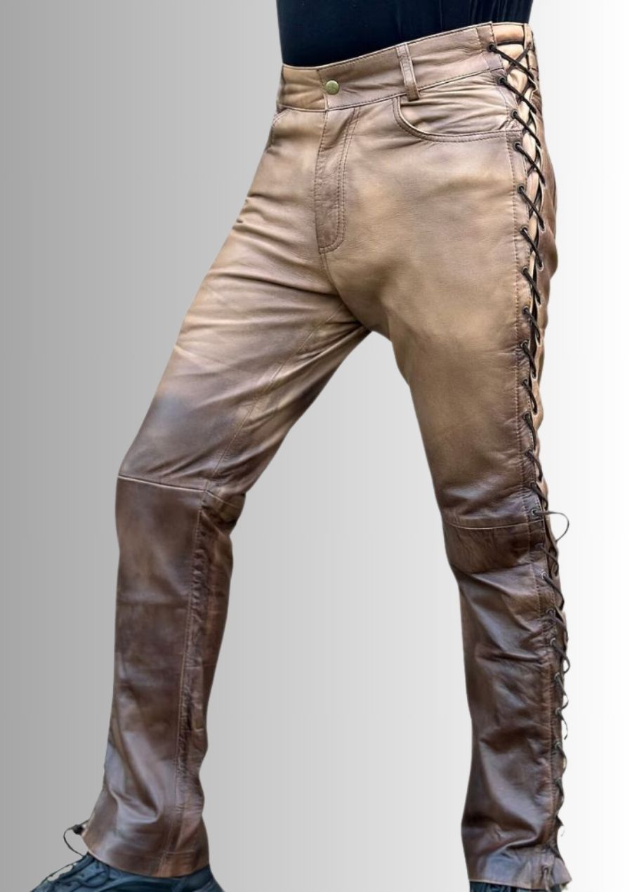 Pantalon en cuir marron vintage pour homme, au style rétro élégant et authentique.