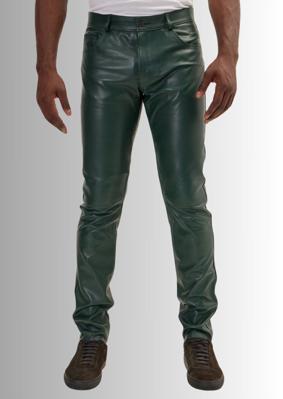 Pantalon en cuir de mouton vert pour homme, style tendance et coupe moderne.
