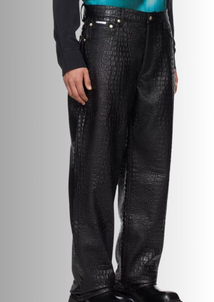 Pantalon en cuir noir pour homme, motif crocodile embossé pour un style audacieux.