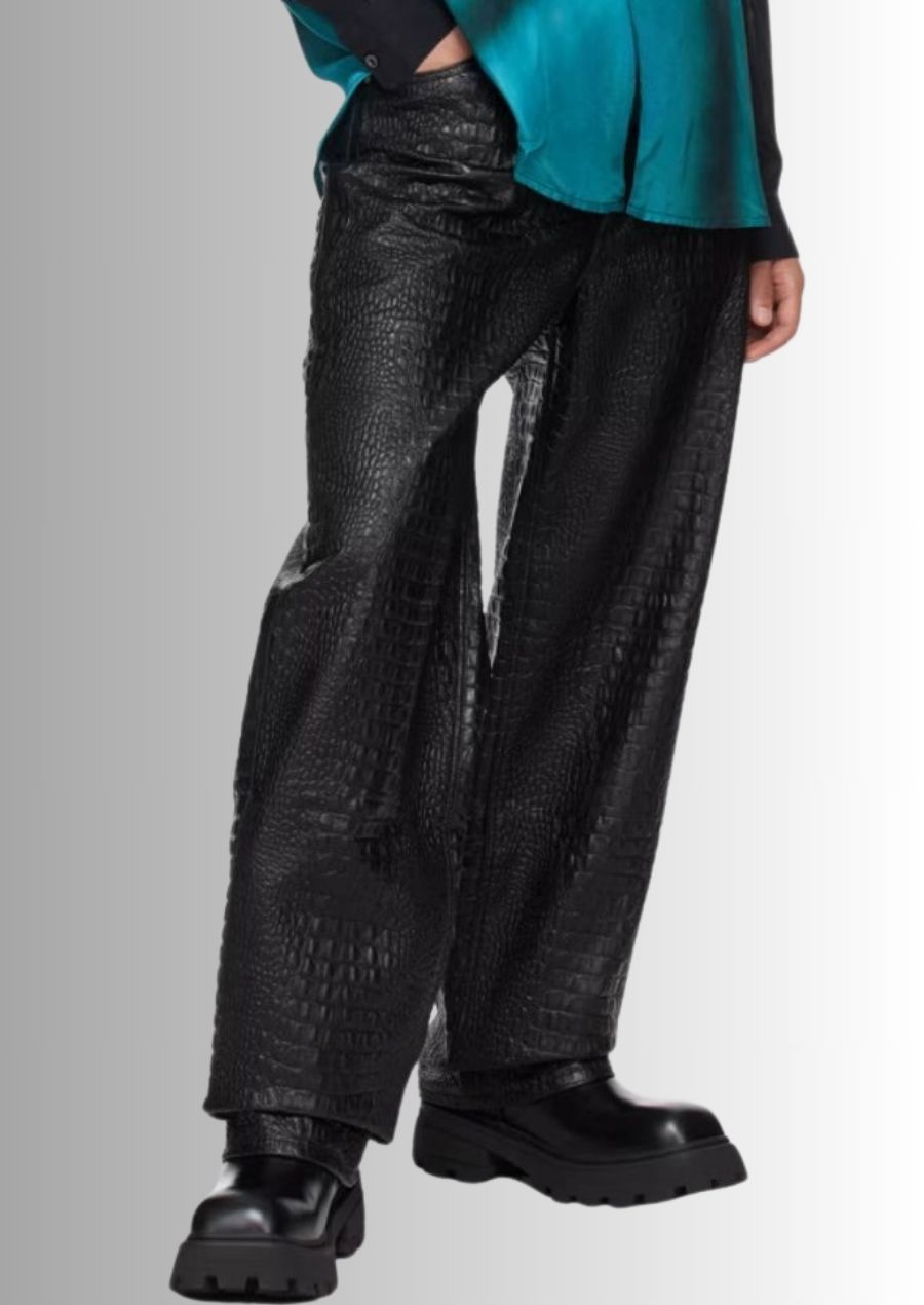 Pantalon en cuir noir embossé crocodile pour homme, pour un look élégant et audacieux."