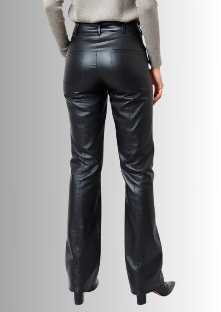 Pantalon noir en cuir pour femme, un choix élégant et tendance pour vos soirées spéciales.