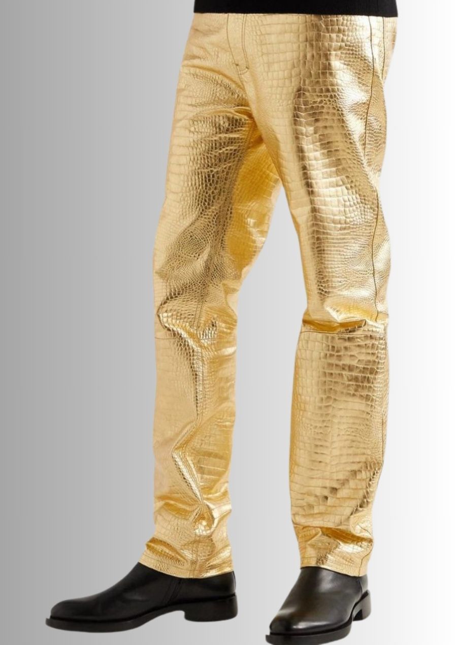 Pantalon en cuir or métallisé pour homme, un look audacieux et luxueux.