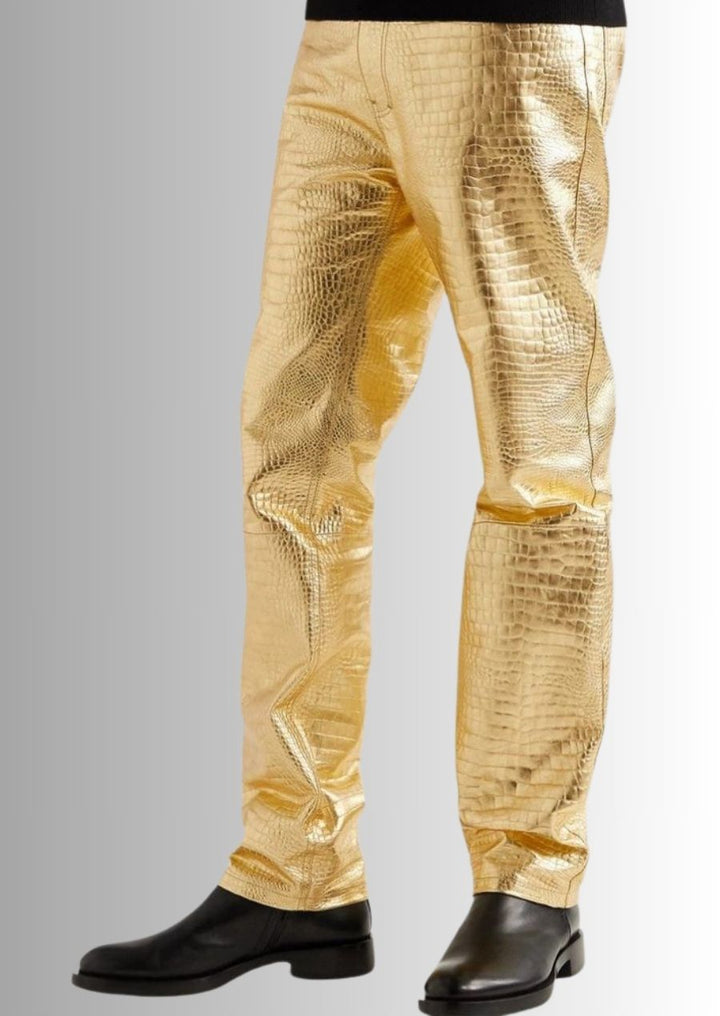 Pantalon en cuir or métallisé pour homme, un look audacieux et luxueux.
