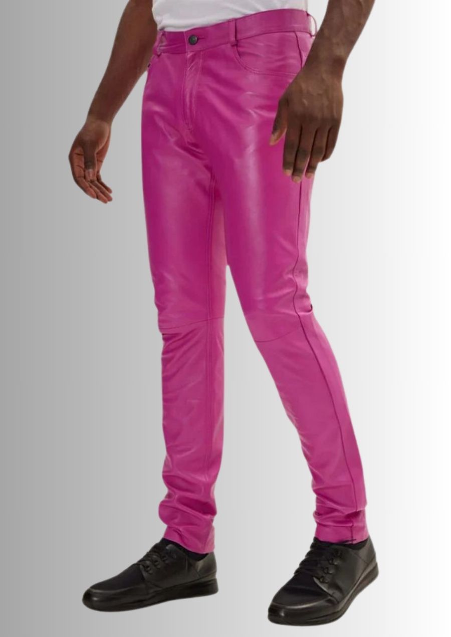 Pantalon en cuir rose homme, pour un look avant-gardiste et sophistiqué.