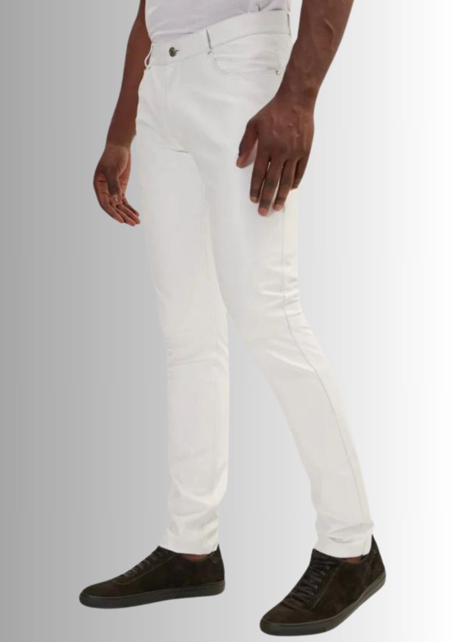 Pantalon en cuir blanc pour homme, parfait pour un look élégant et moderne.