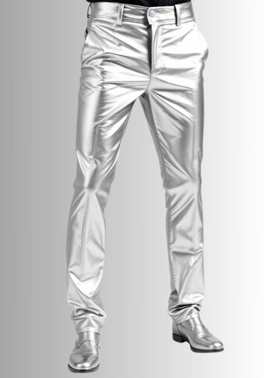 Pantalon en cuir argenté pour homme, style métallique et unique pour un look moderne.