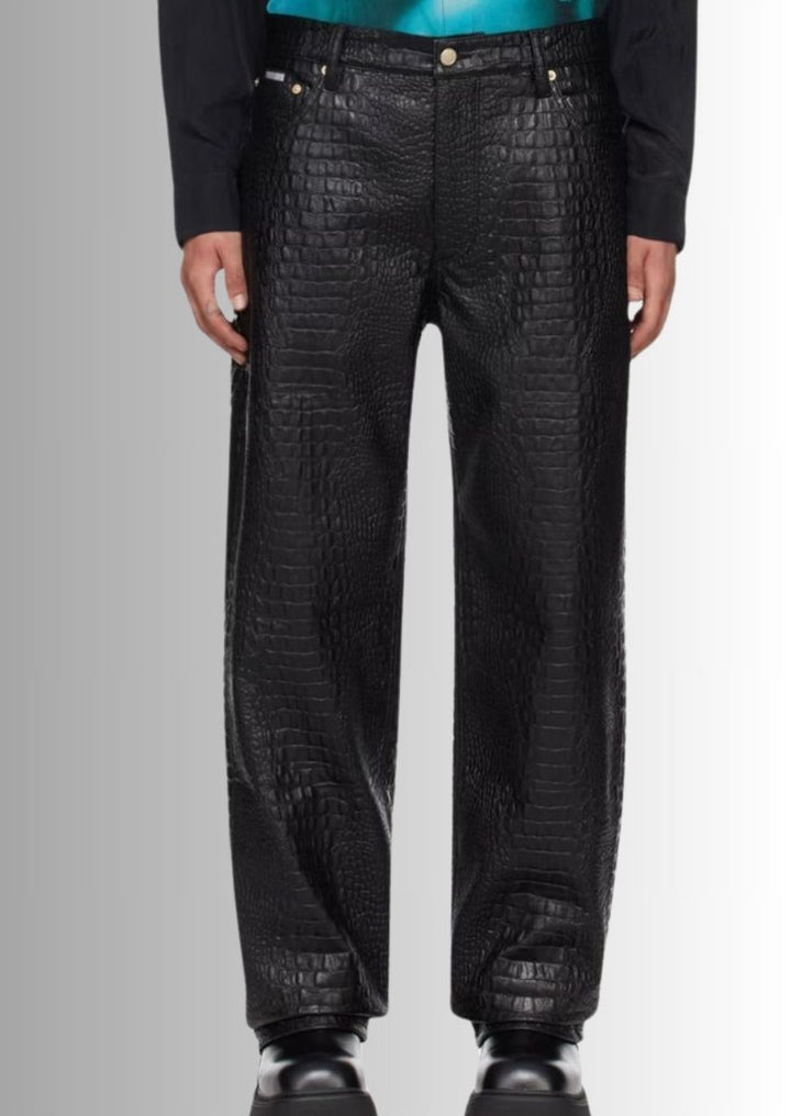 Pantalon homme en cuir noir avec motif crocodile embossé, une touche moderne et chic.