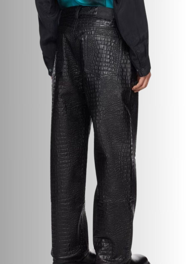 Pantalon homme en cuir noir avec motif crocodile embossé, pour un look tendance et élégant.