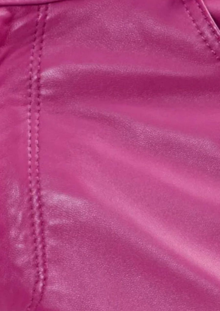 Pantalon cuir rose chic pour homme, au style avant-gardiste de luxe.