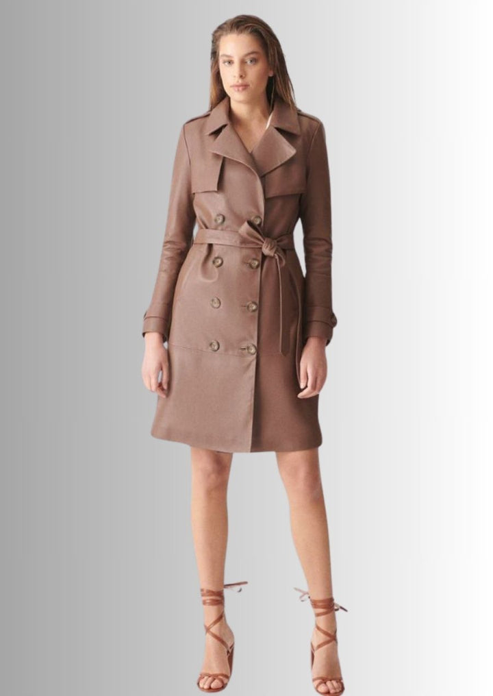 Élégance intemporelle – Un trenchee en cuir marron chocolat pour un style raffiné.