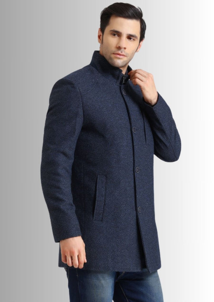 Un trench-coat en laine bleu pour un style raffiné et moderne.