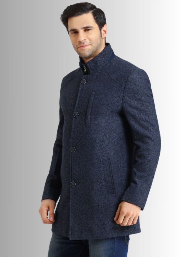 Chic et chaleur se rencontrent dans ce trench bleu pour homme.