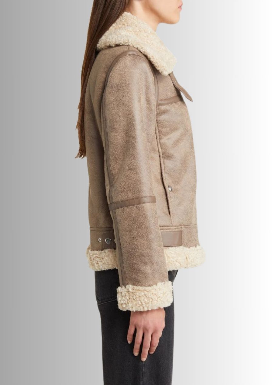 Parfaite pour l’hiver, cette veste aviateur classique offre chaleur et authenticité.