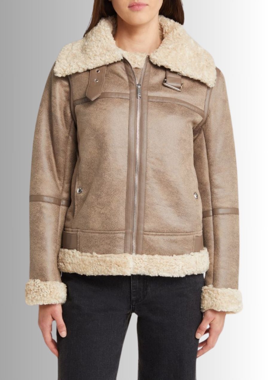 Un essentiel intemporel pour un look aviateur chic et confortable.