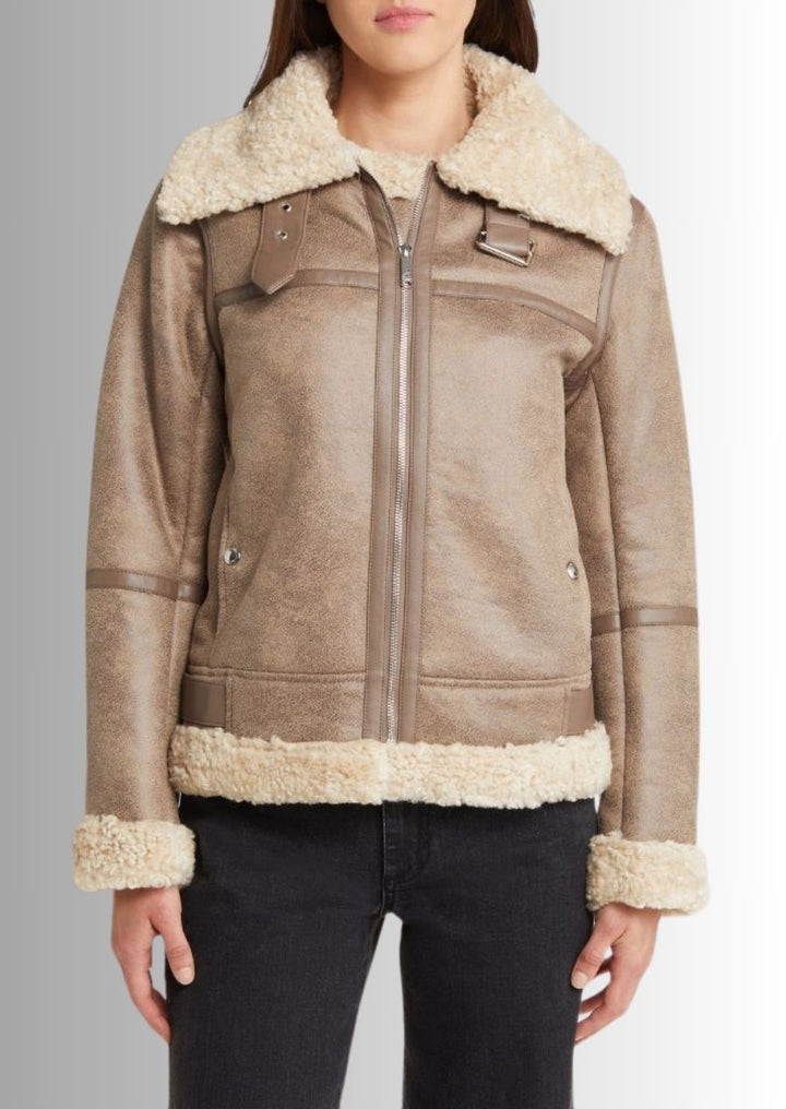 Un essentiel intemporel pour un look aviateur chic et confortable.