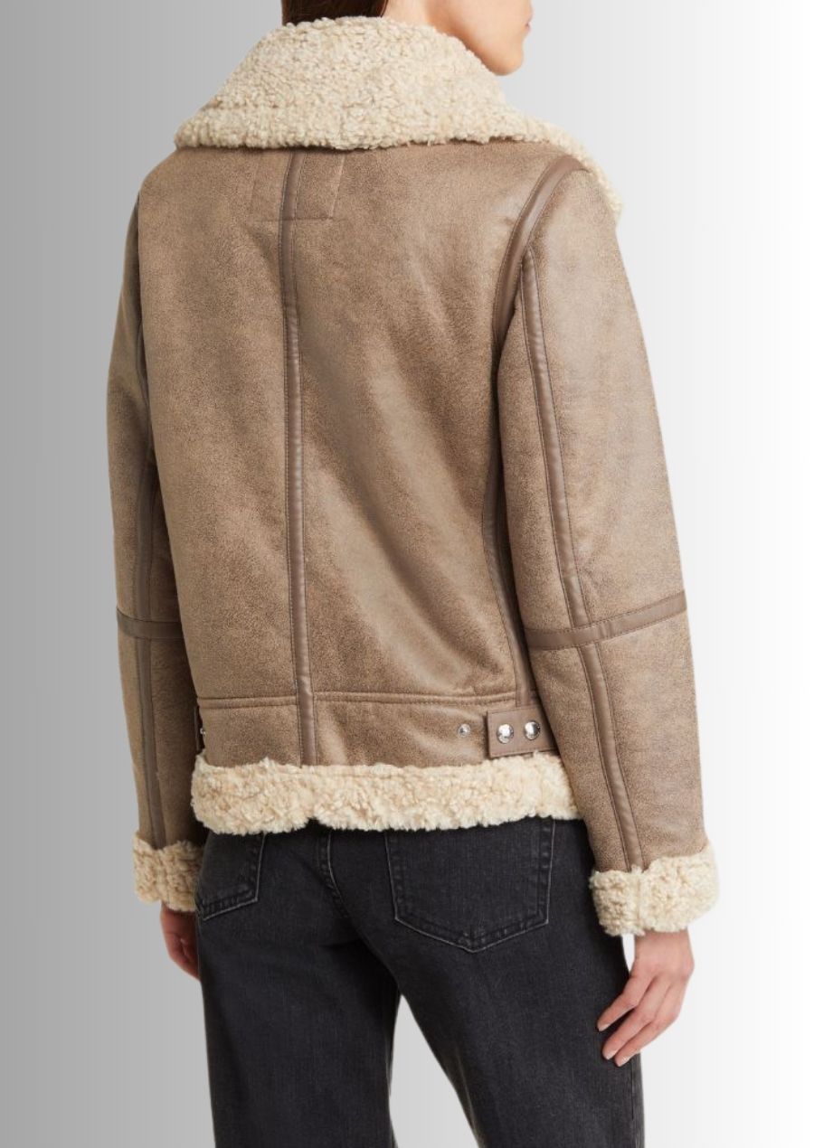 Alliez élégance et confort avec cette veste en cuir aviateur à doublure chaude.