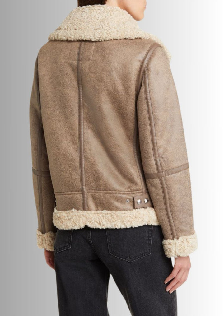 Alliez élégance et confort avec cette veste en cuir aviateur à doublure chaude.