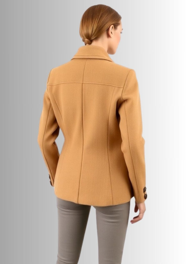 Veste en laine pour femme, pour un look à la fois chic et décontracté, idéal pour toutes les occasions.