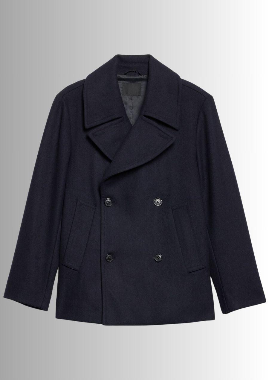 Un essentiel hivernal : la veste bleue en laine pour homme.