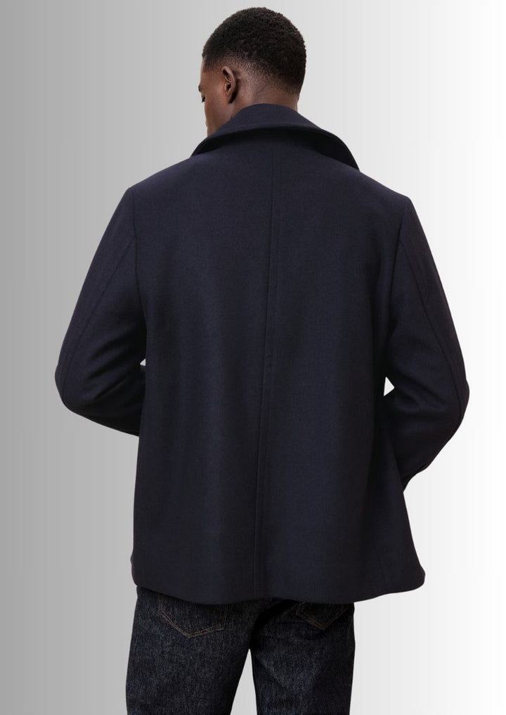 Cette veste en laine bleue pour homme offre chaleur et élégance.